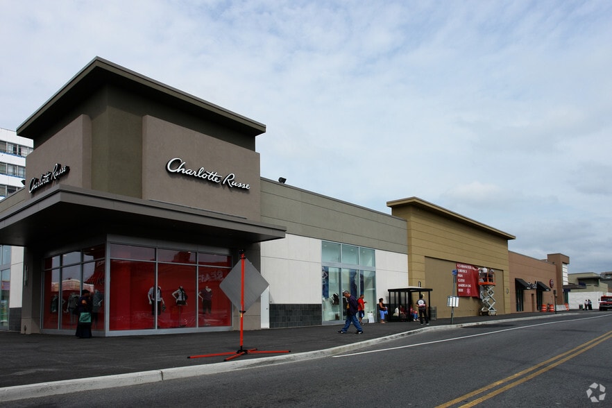 Central Plaza Shopping Center in Arlington Heights, IL