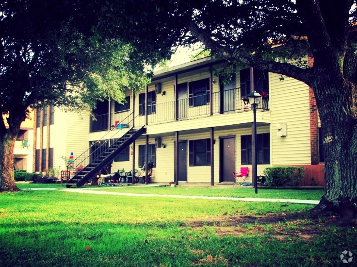 College Plaza in Beaumont, TX