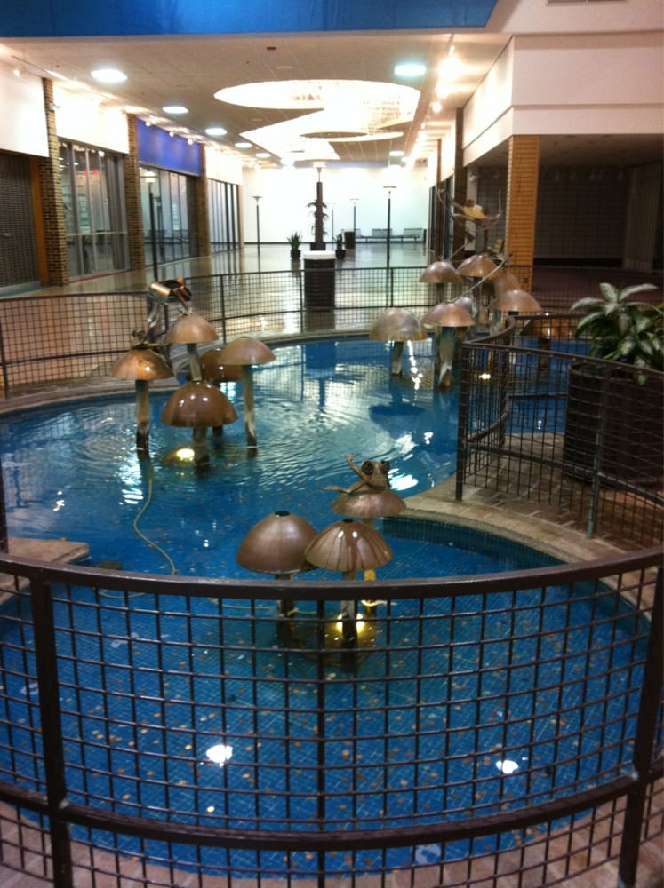 Deerbrook Shopping Center in Deerfield, IL