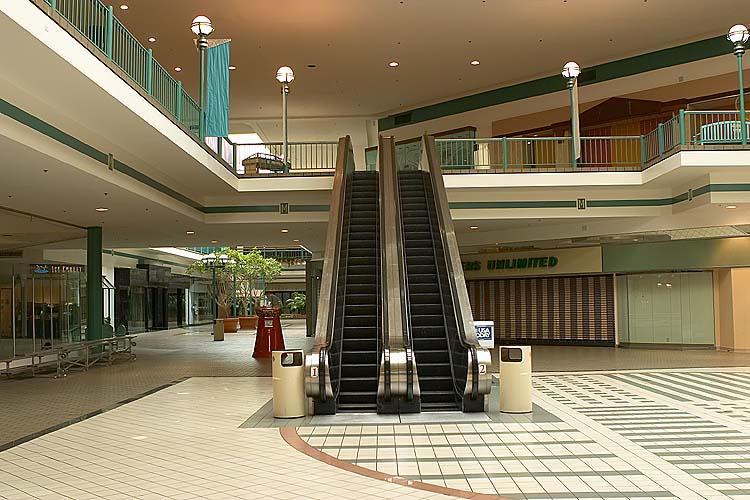 Laurelwood Shopping Center in Memphis, TN