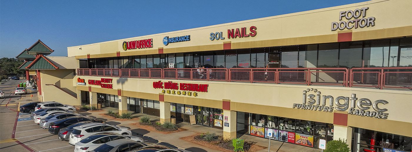 Oakridge Plaza in Garland, TX