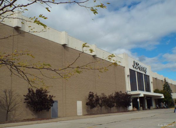 River View Plaza Shopping Center in Saginaw, MI