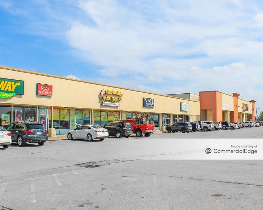 Taylor Plaza Shopping Center in Taylor, TX