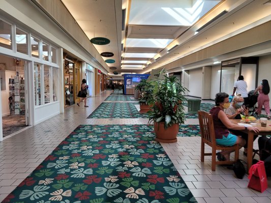 Waiakamilo Shopping Center in Honolulu, HI